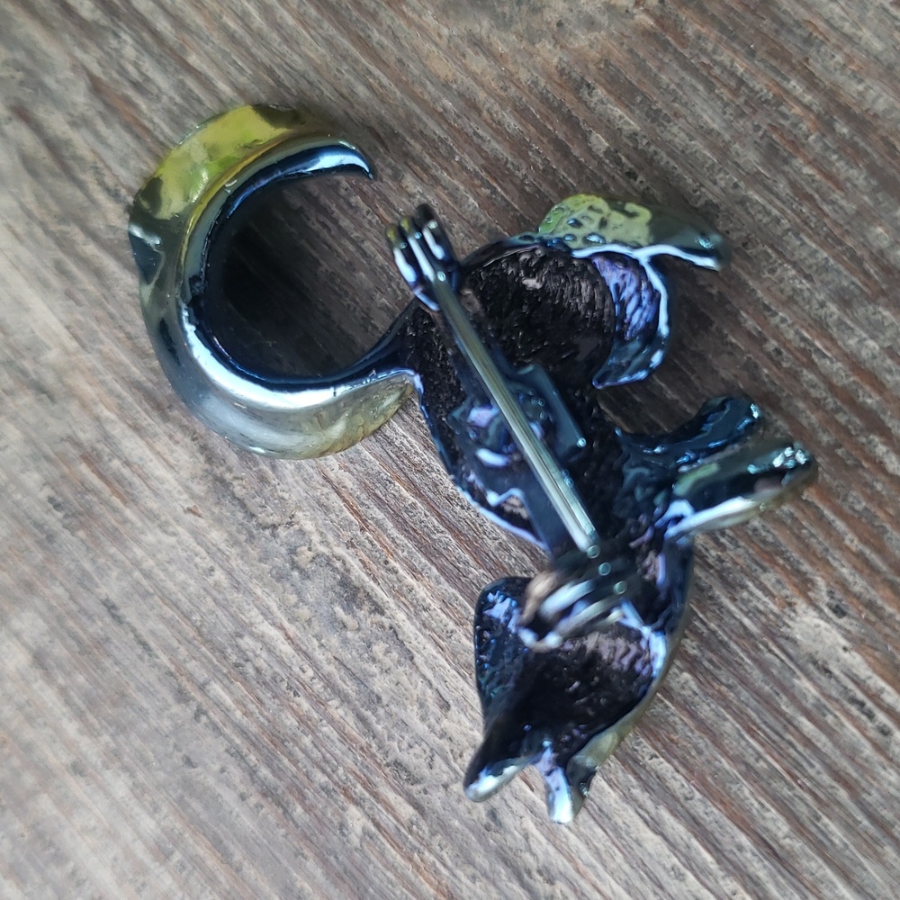 Squirrel Rainbow Pin - Picture 2 of 2